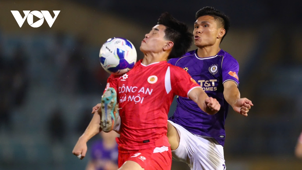 Đình Bắc nếm mùi khổ sở trong ngày HLV Kim Sang Sik dự khán